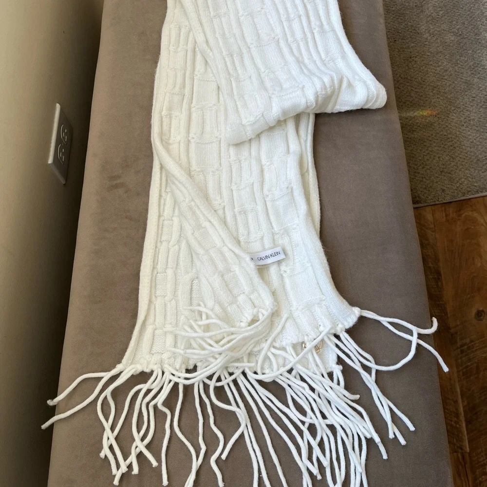 Calvin Klein White Cable Knit Scarf